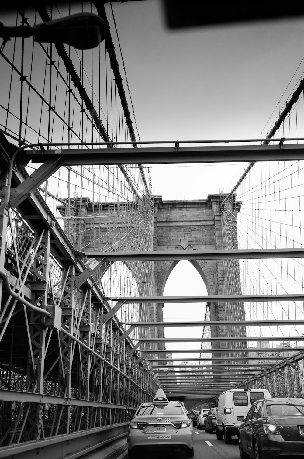 Graustufenfotografie der Betonbrücke