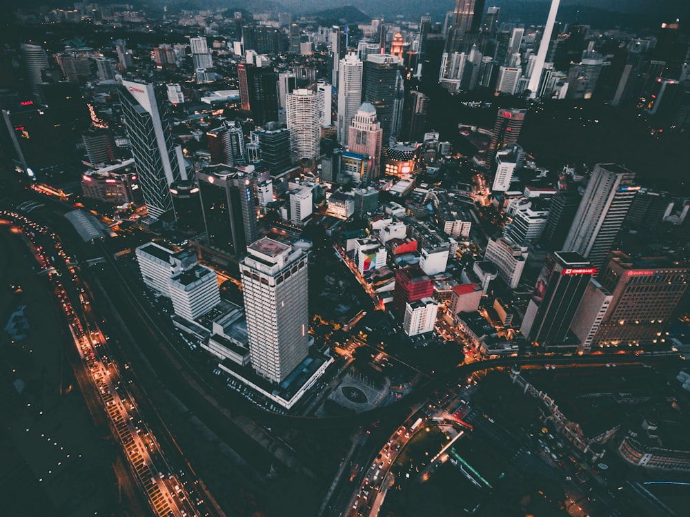 Fotografia em alto ângulo de edifícios de concreto