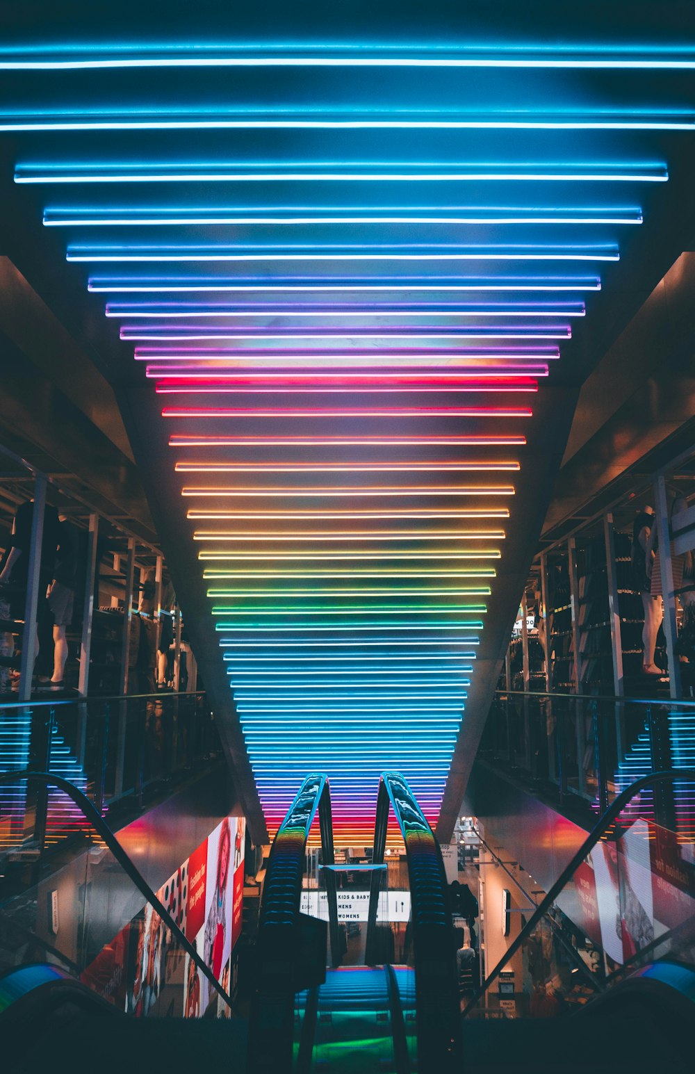 Un techo multicolor en un centro comercial