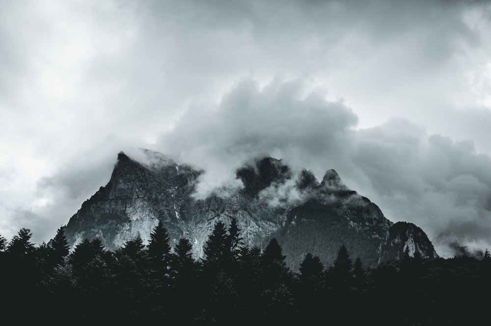 Montanha coberta de nublado durante o dia