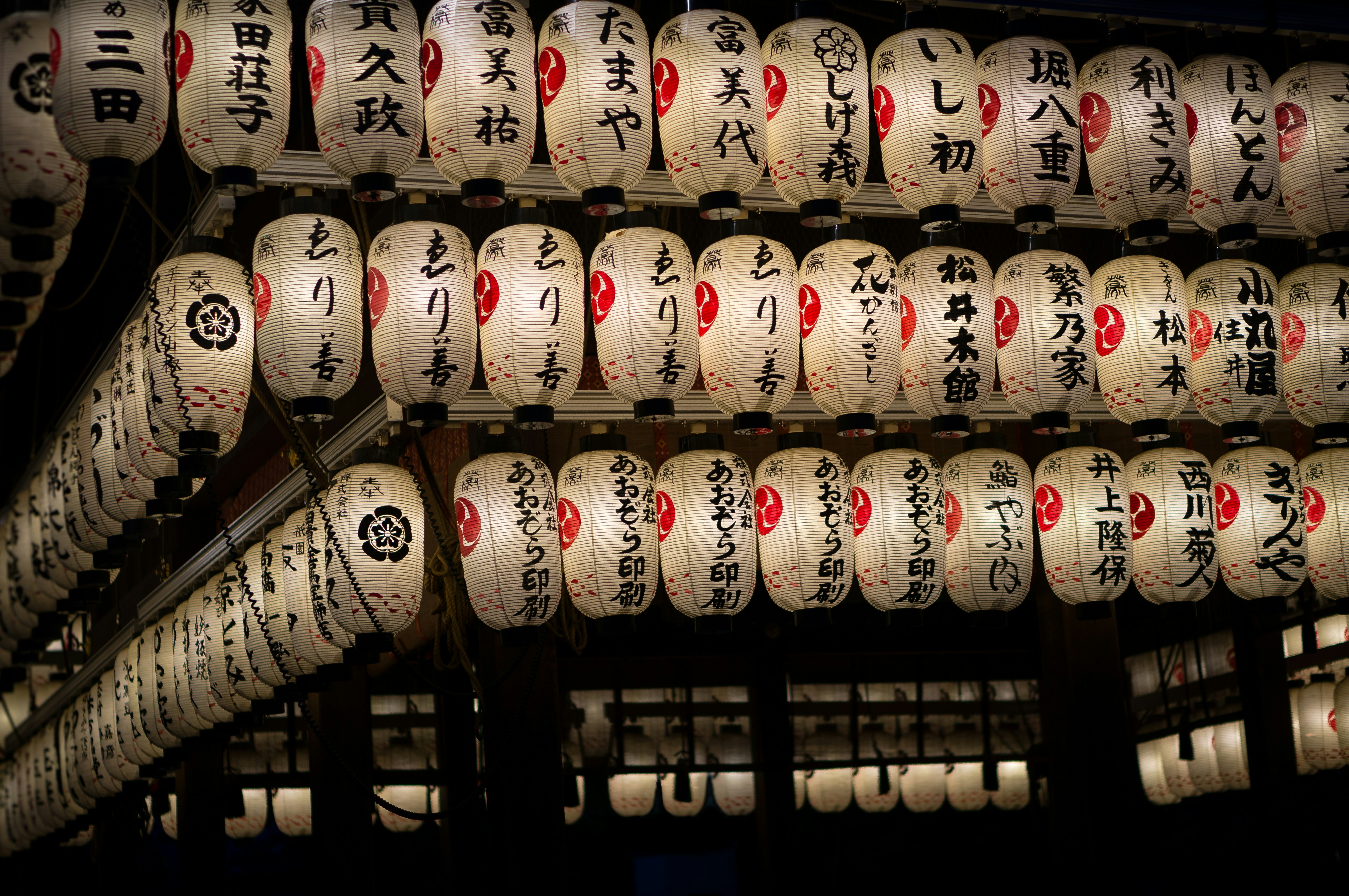 It was one of those evenings you know from movies like Midnight in Paris. A rainy, romantic serene evening during our holiday in Japan. Using our umbrella’s we were wandering around in Kyoto. After a few days we get used to ‘the busy life’ of Japan. Rolling around in a crowded place. But that evening everything was in tune. Nobody was out there. We were the only ones in a temple, together with loads of poetic lanterns.