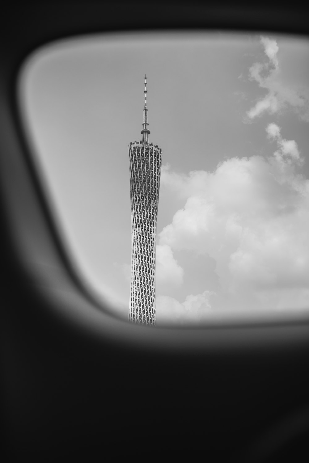 Graustufenfotografie des Turms