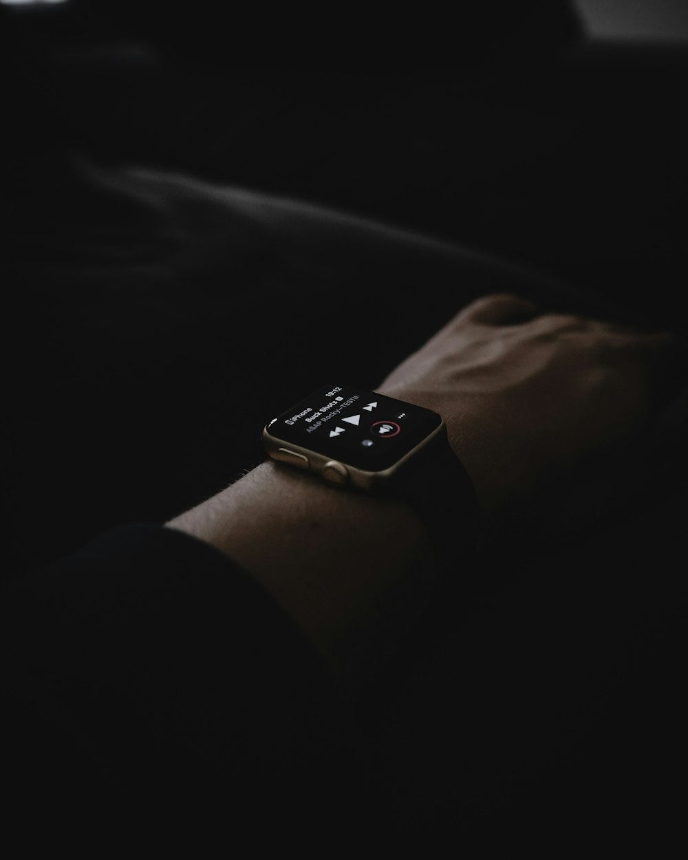 금색 Apple Watch를 착용한 사람