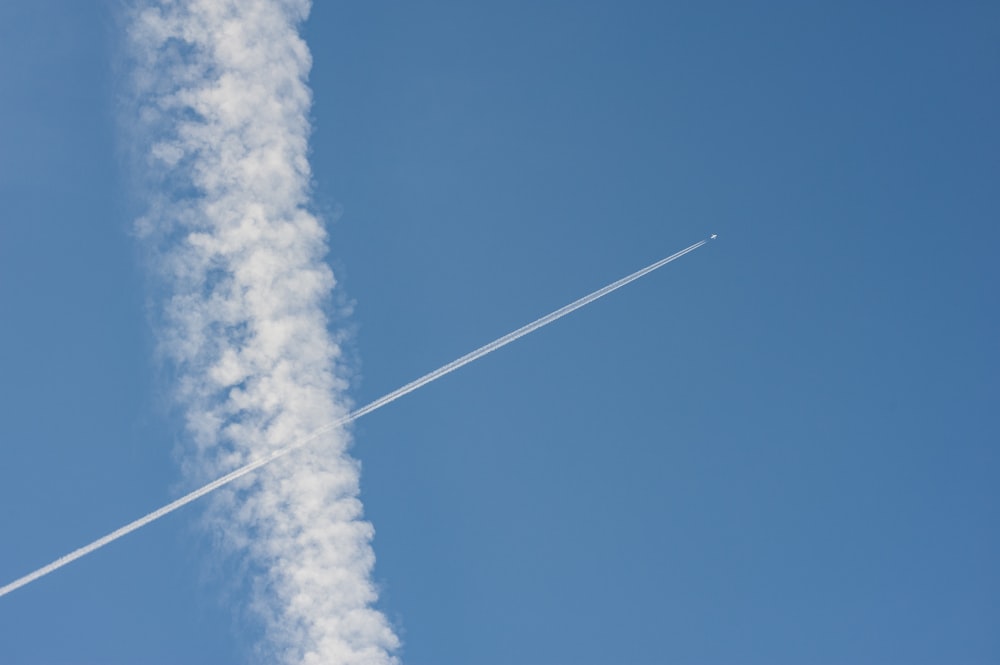 Flugzeugfahrzeug fliegt am Himmel