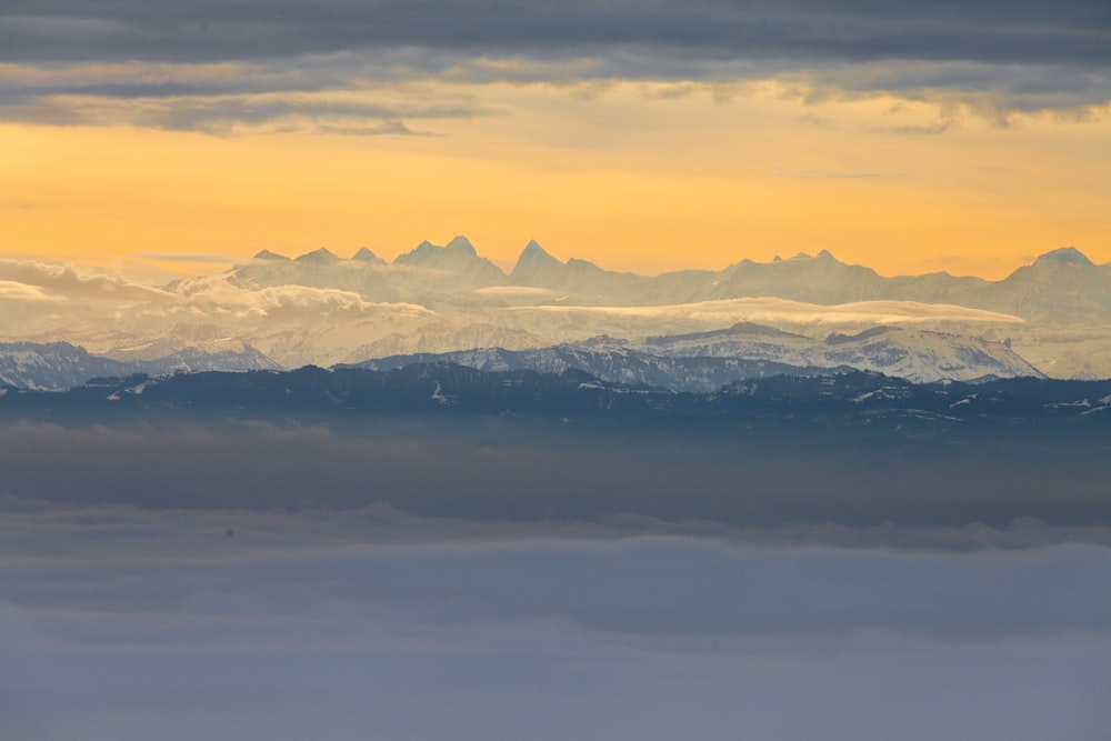 Berge unter grauem Himmel zur goldenen Stunde