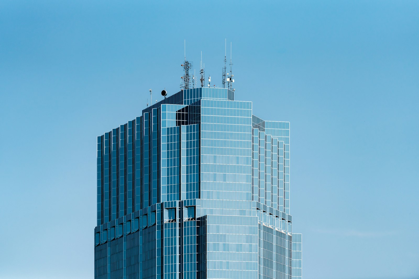 Sony a7R III + Sony FE 70-200mm F4 G OSS sample photo. Glass-mirrored high-rise building photography