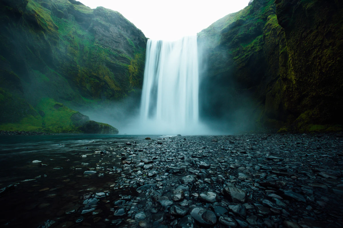 Cascada Skógafoss cayendo 60 metros en la Costa Sur, Islandia