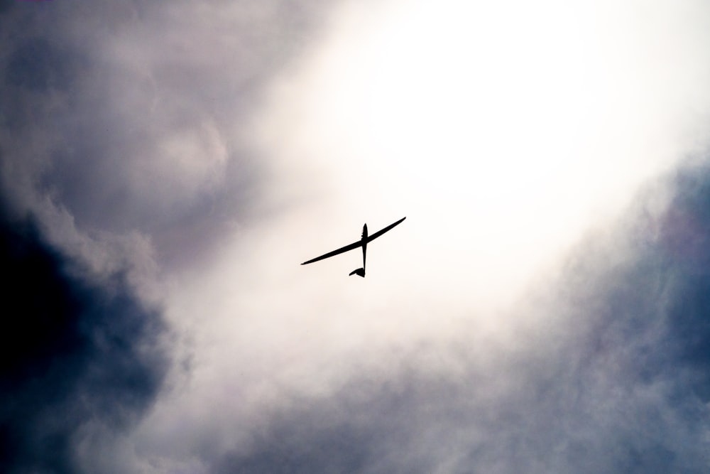 avión de juguete blanco bajo el cielo blanco