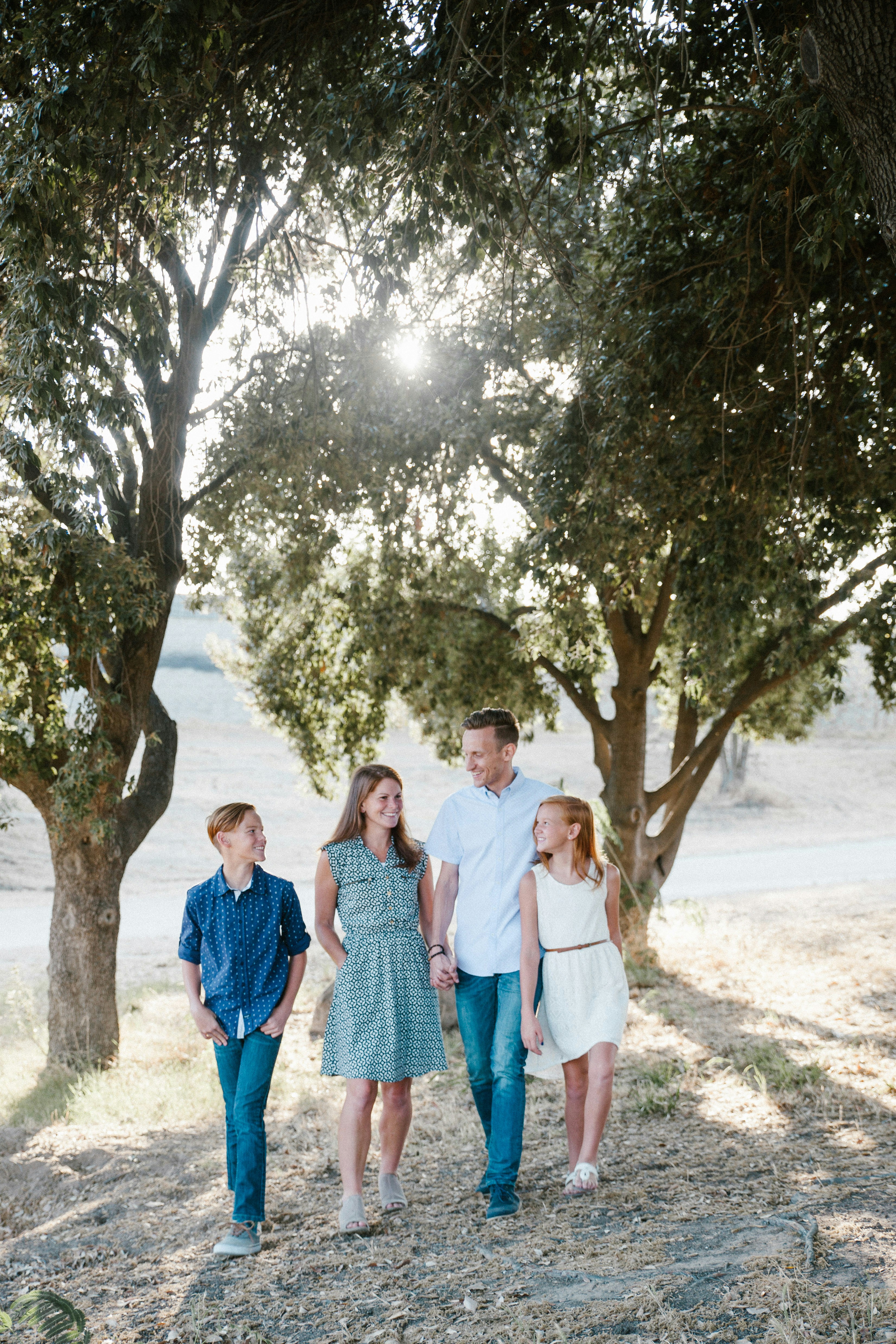 great photo recipe,how to photograph woodward park in fresno, california; family standing in front of trees