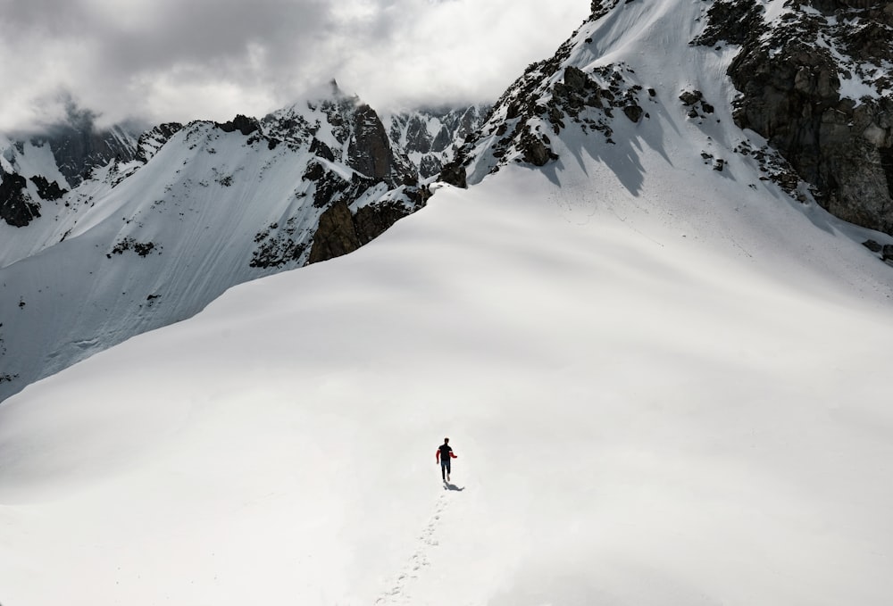 l'uomo che scala la montagna innevata