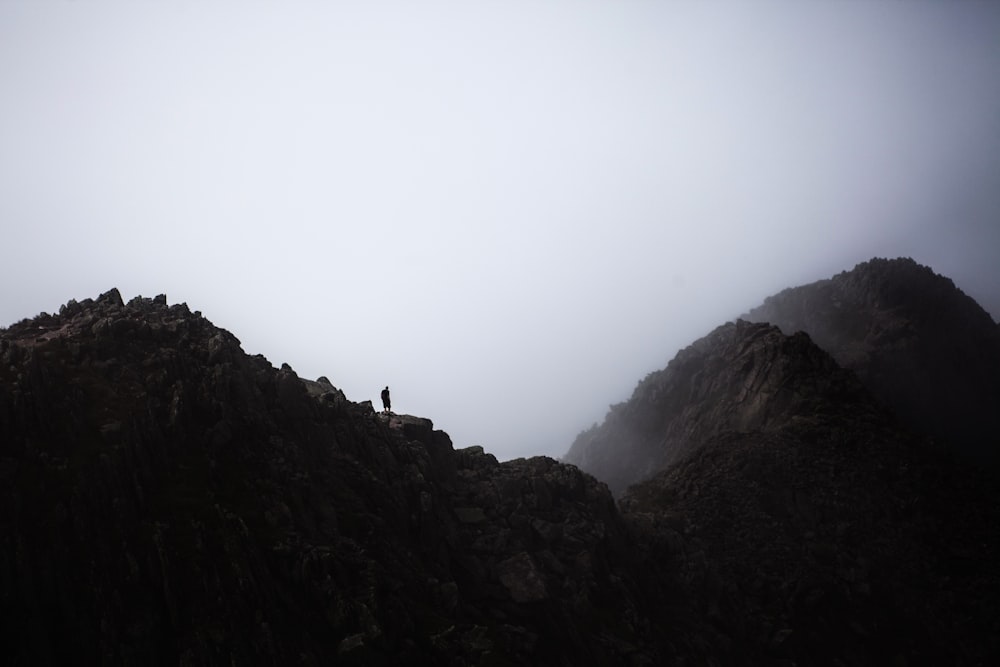photographie de silhouette de personne sur la falaise