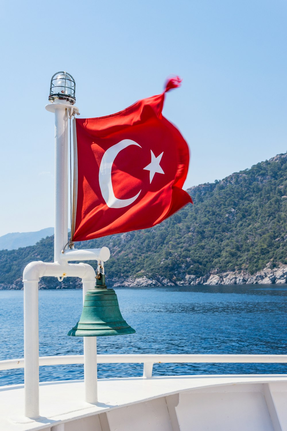 Türkische Flagge am Mast mit Glocke