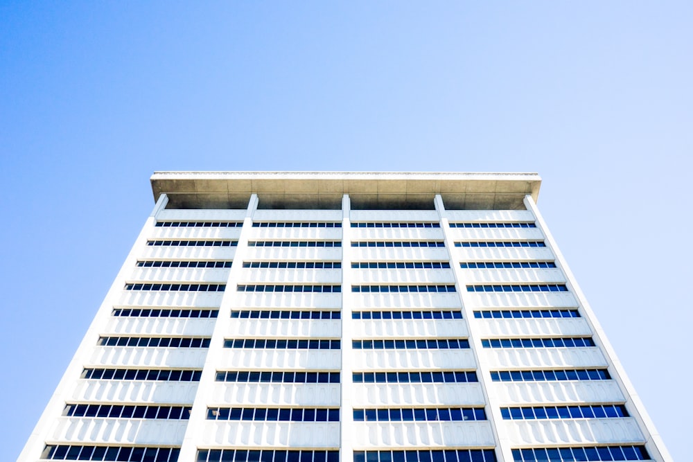 foto de baixo ângulo do edifício alto branco