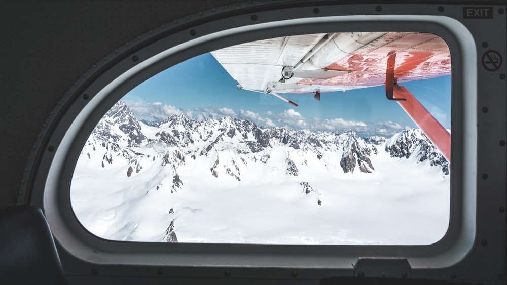 Photo de la fenêtre de l’avion