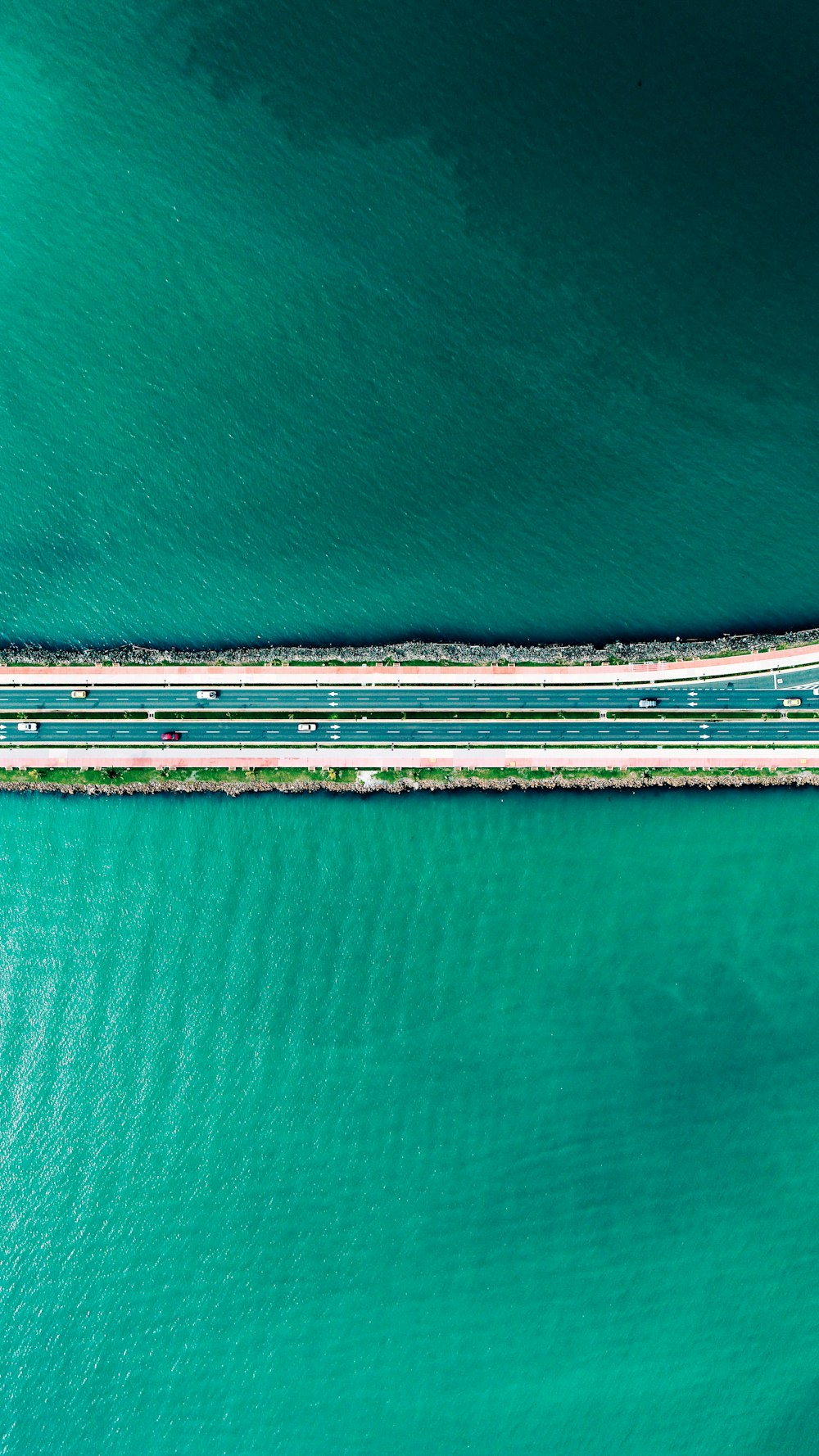 fotografia aerea della strada tra lo specchio d'acqua