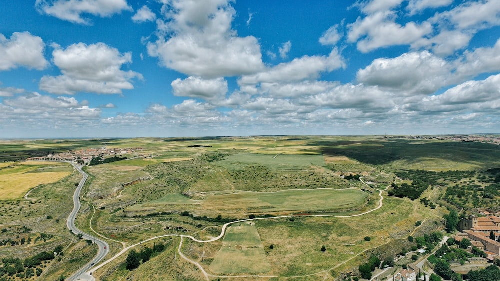 Vue aérienne de la prairie herbeuse pendant la journée