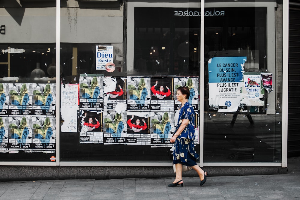 femme marchant sur le trottoir