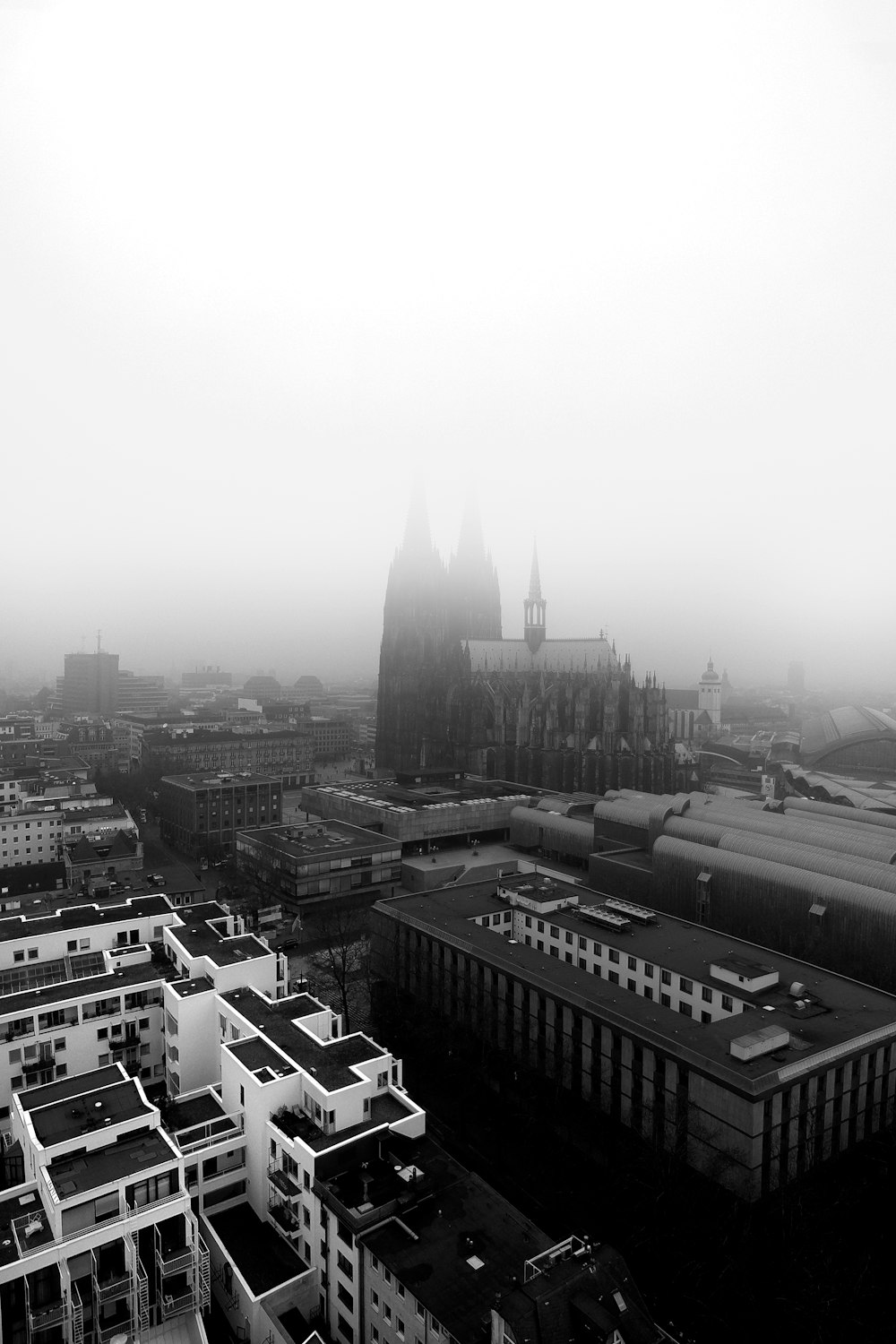 Fotografía en escala de grises de edificios de la ciudad