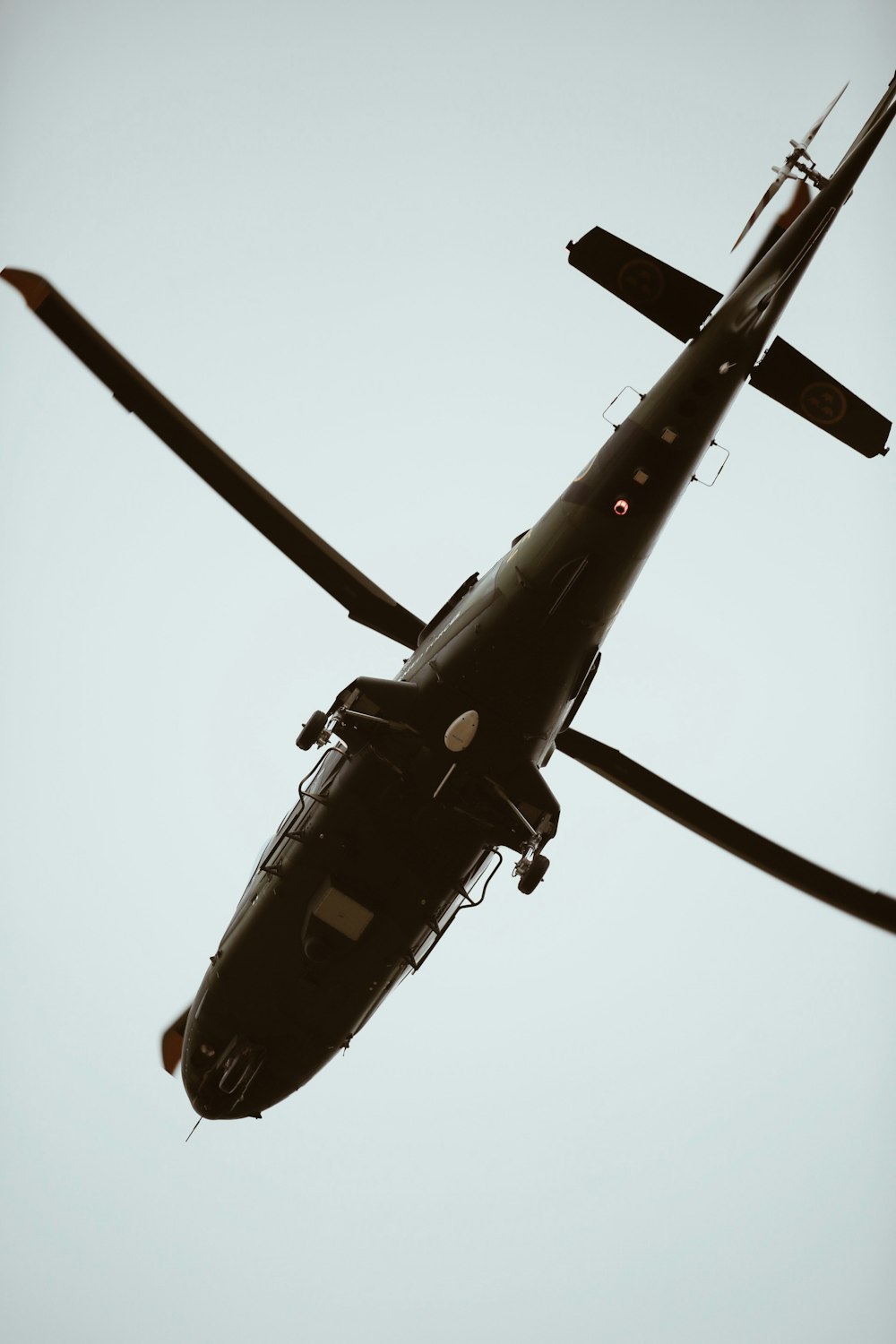 空を飛ぶ茶色のヘリコプター