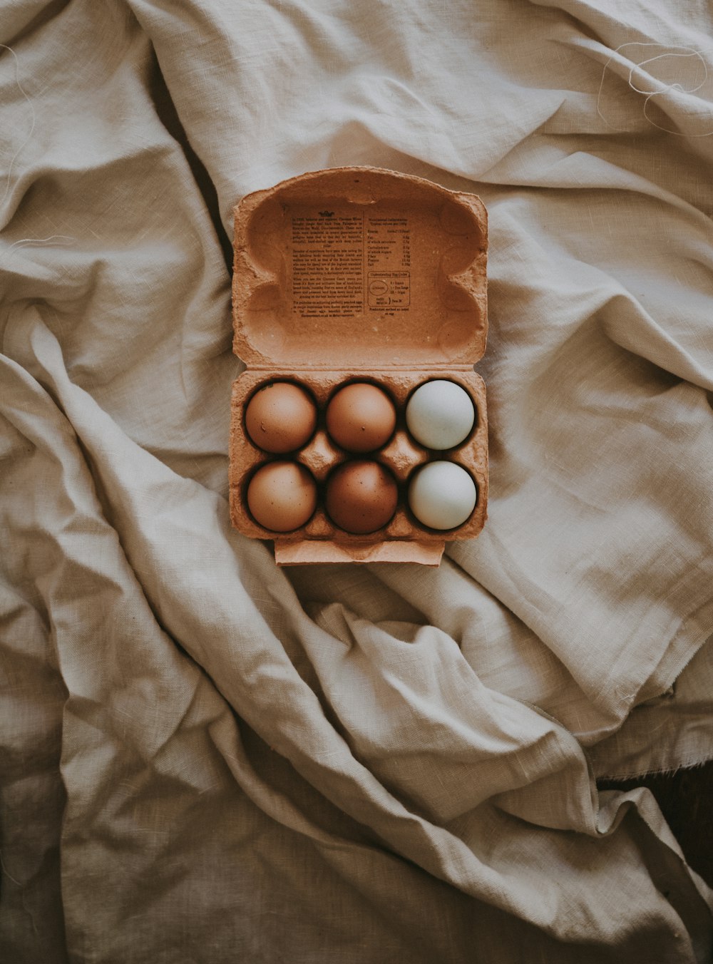 Sechs Eier in der Schachtel