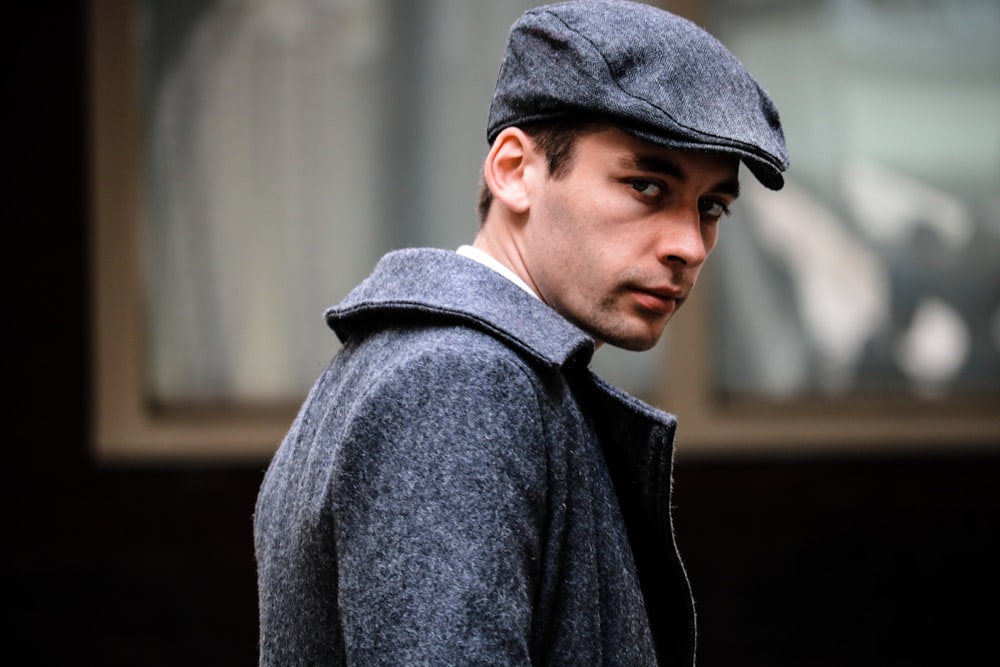 Mann mit grauer Mütze und Mantel