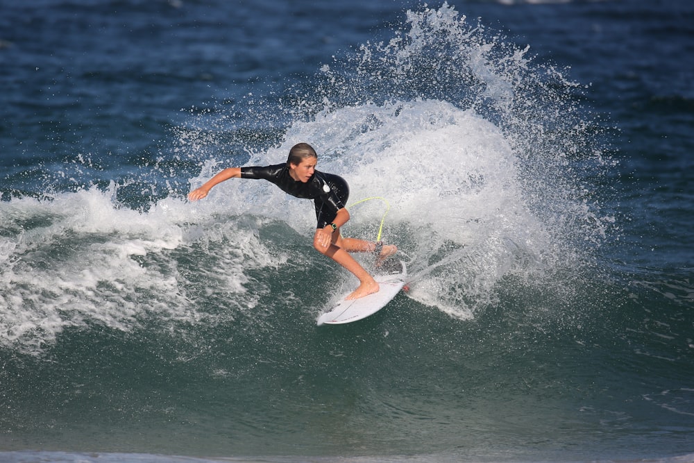 Surfista de prancha em foto de ação