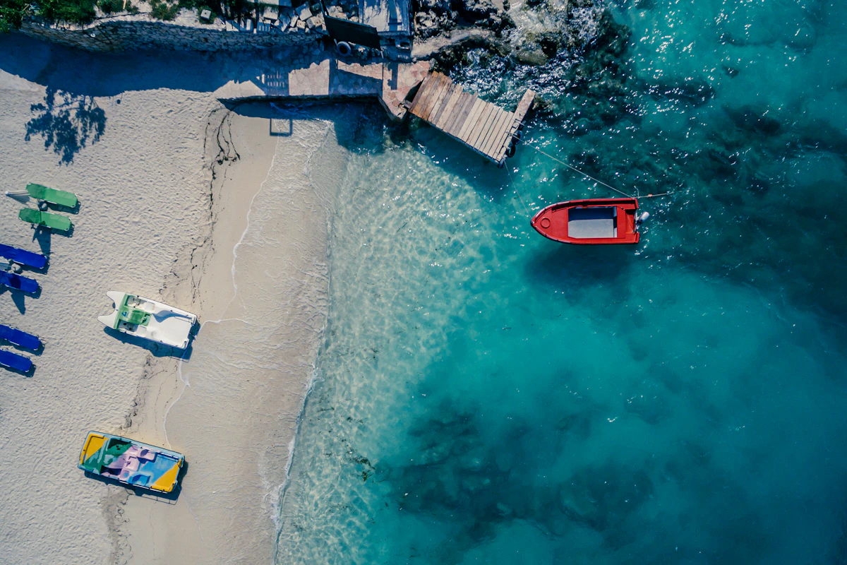 La costa turchese di Ksamil — il tipo di ricompensa multi-giorno sulla Riviera dopo aver ritirato a est di Tirana