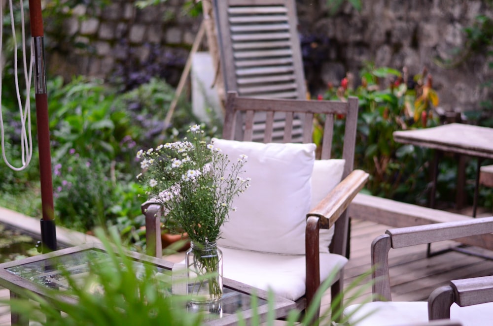 sillón de madera marrón