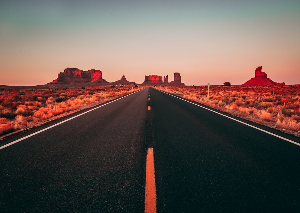 Larga exposición de la carretera de hormigón negro