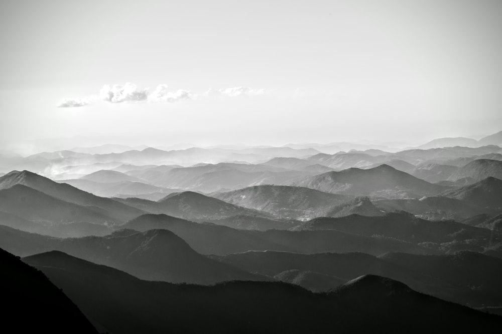foto in scala di grigi di montagne