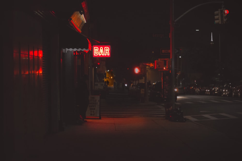 Señalización de bar iluminada durante la noche