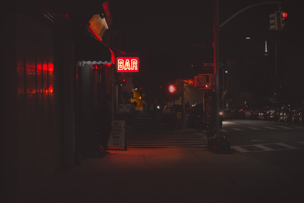 Segnaletica bar illuminata durante la notte
