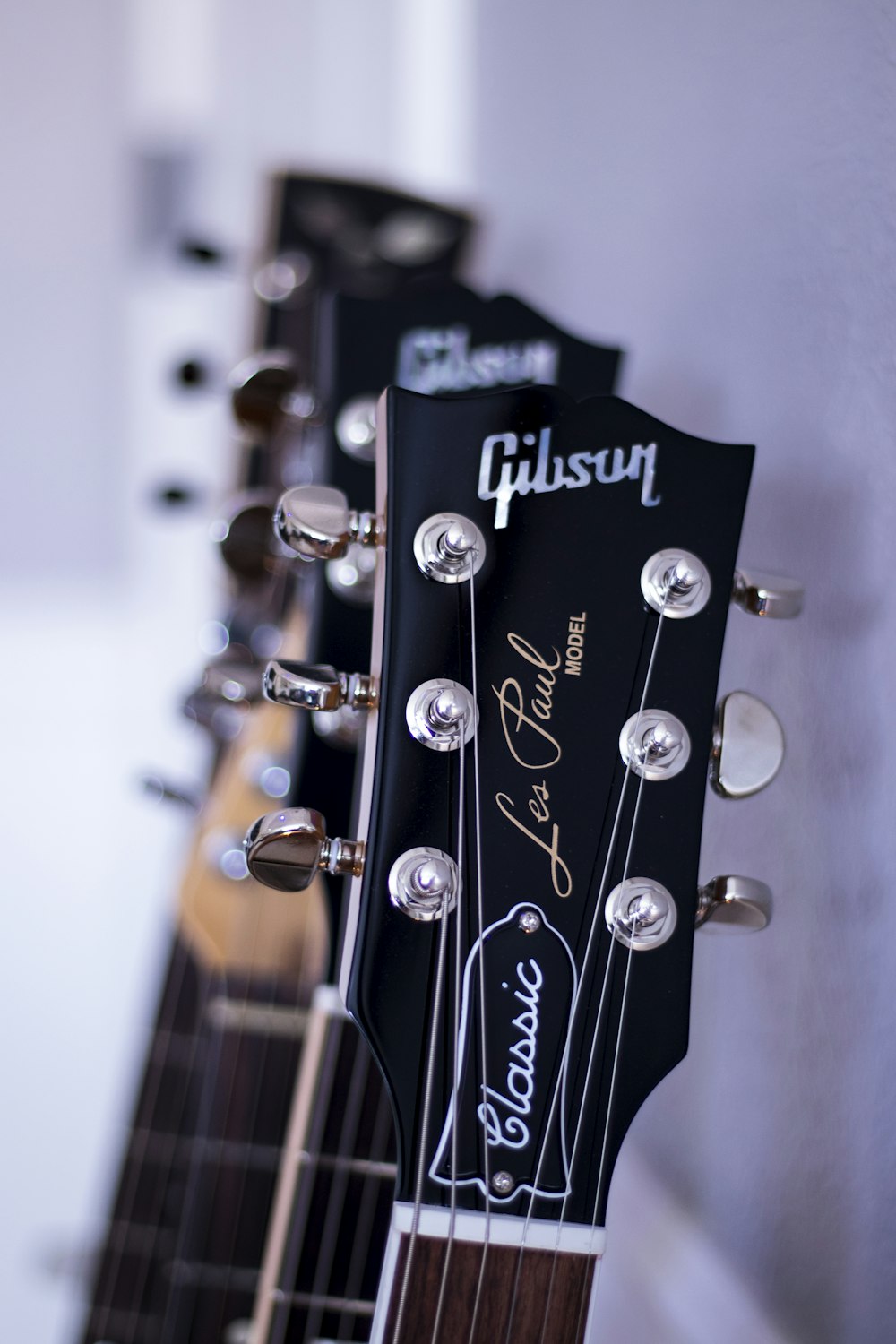 fotografia de foco raso headstock de guitarra Gibson preto