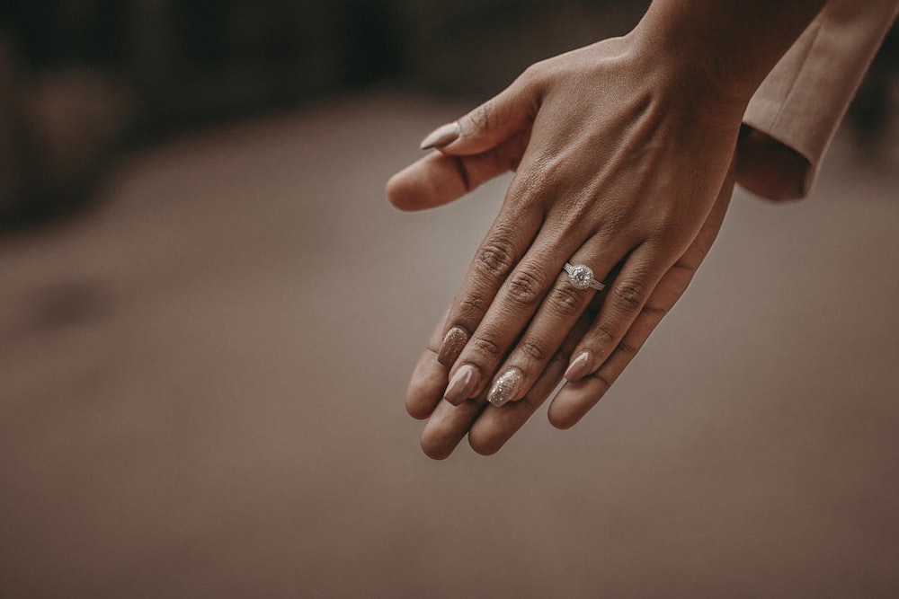 Fotografia selettiva della messa a fuoco della mano della persona