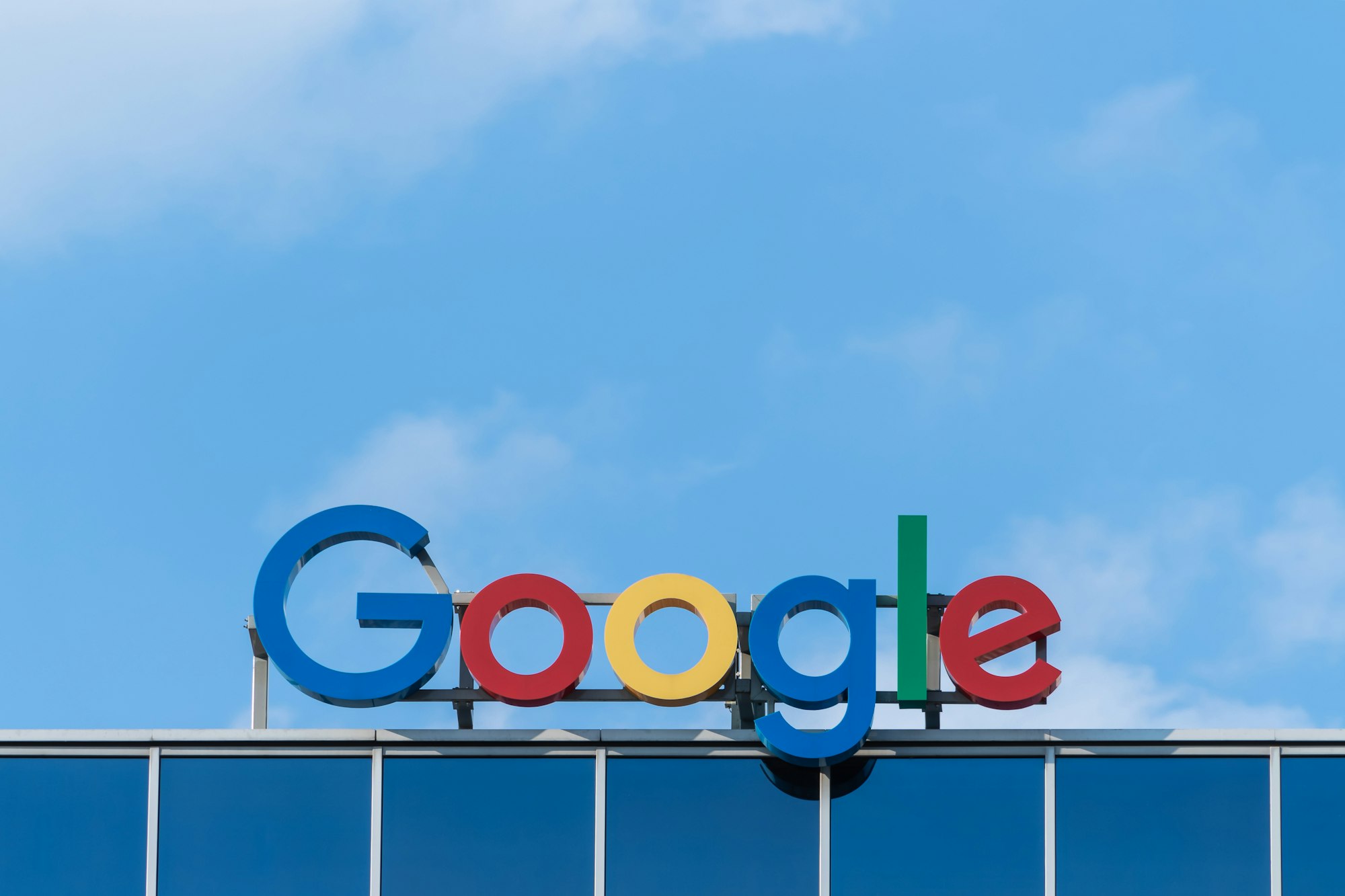 Logo de Google en edificio.