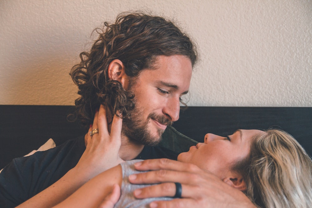 hombre sosteniendo a una mujer