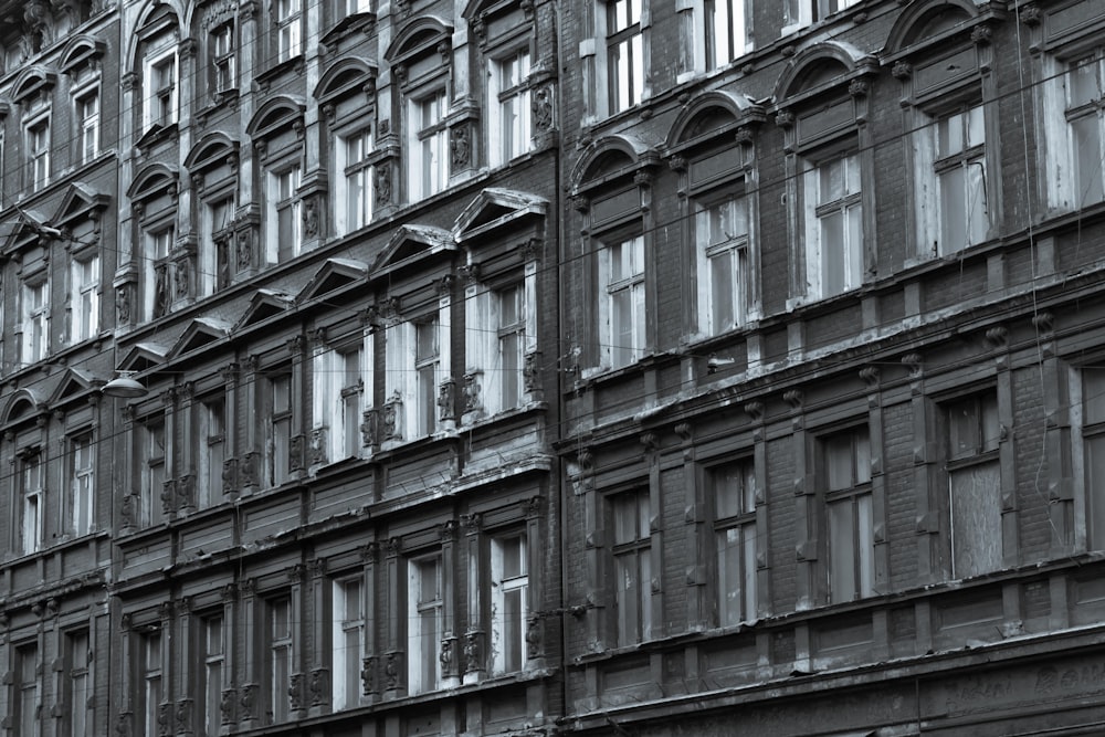 Foto de primer plano de un edificio de hormigón gris