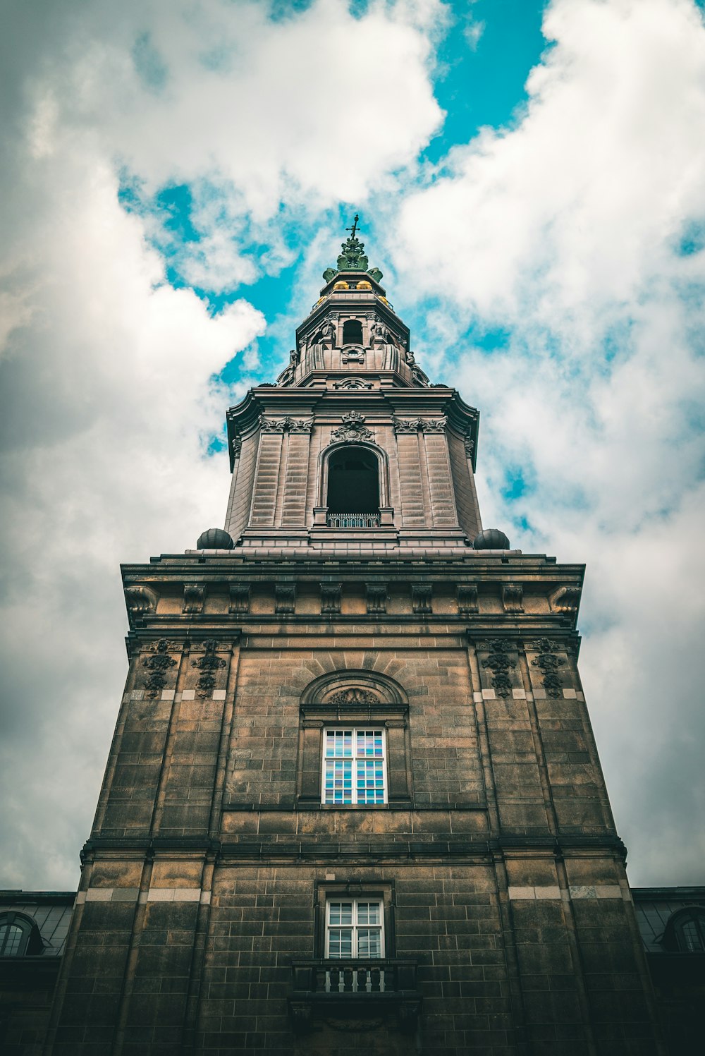 fotografia architettonica della cattedrale grigia