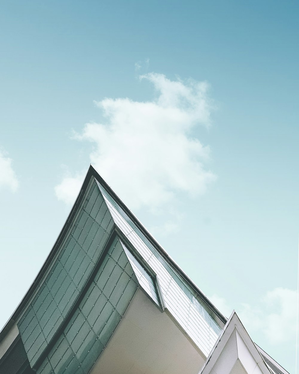 ガラス張りの建物のローアングル写真