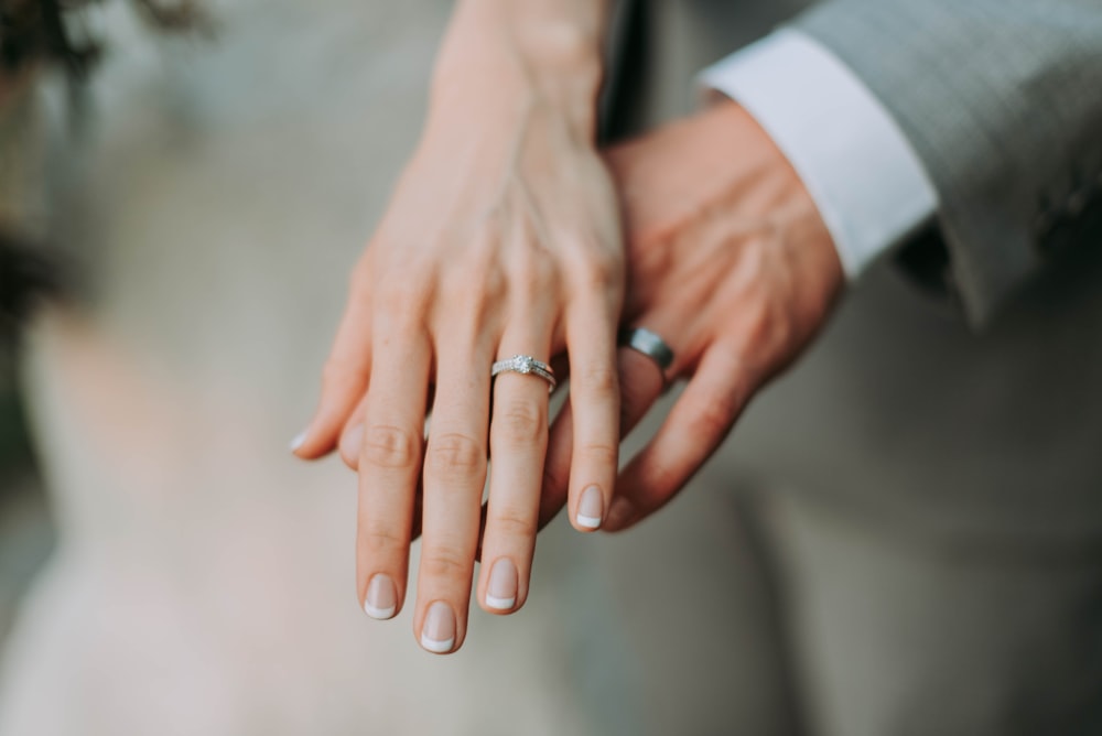 la mujer toca la mano del hombre