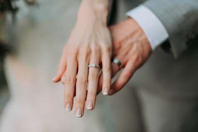 באיזה יד שמים טבעת אירוסין? ובאיזה אצבע?