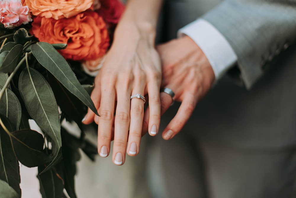coppia che indossa anelli color argento