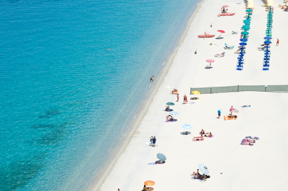 persone sulla spiaggia di sabbia bianca foto ad alto angolo