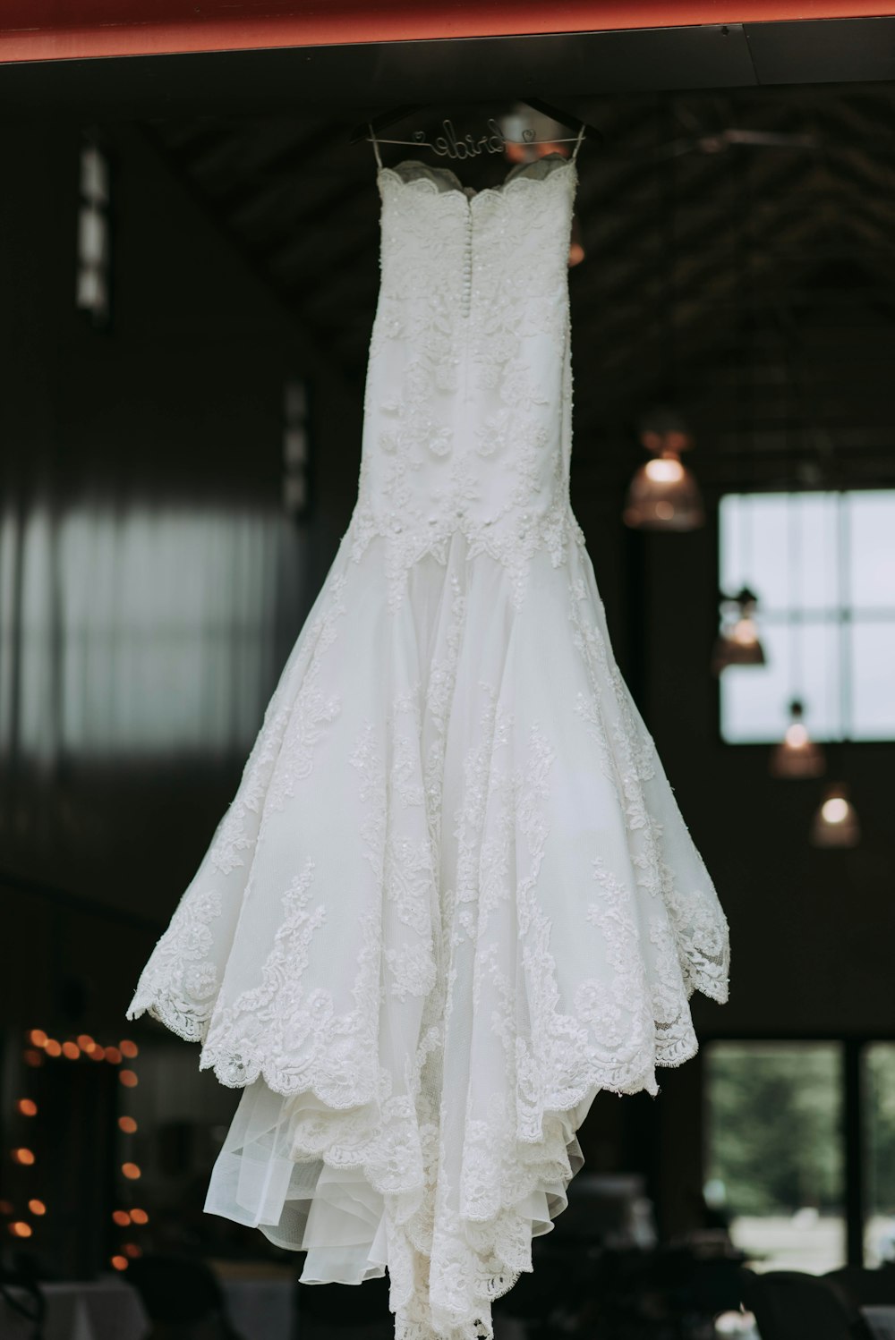 Weißes trägerloses Brautkleid für Damen, das auf einem Kleiderbügel aufgehängt ist