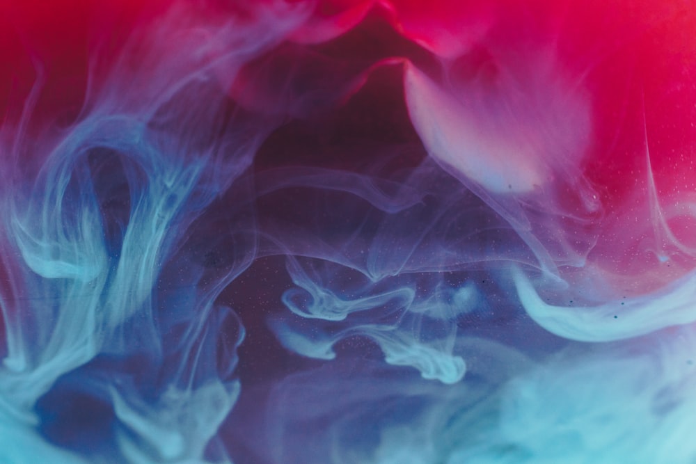 Fondo de pantalla digital de humo azul, rojo y negro
