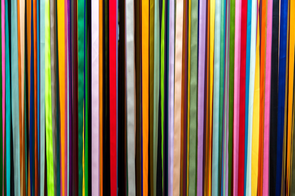 Un gran grupo de palos multicolores en una habitación