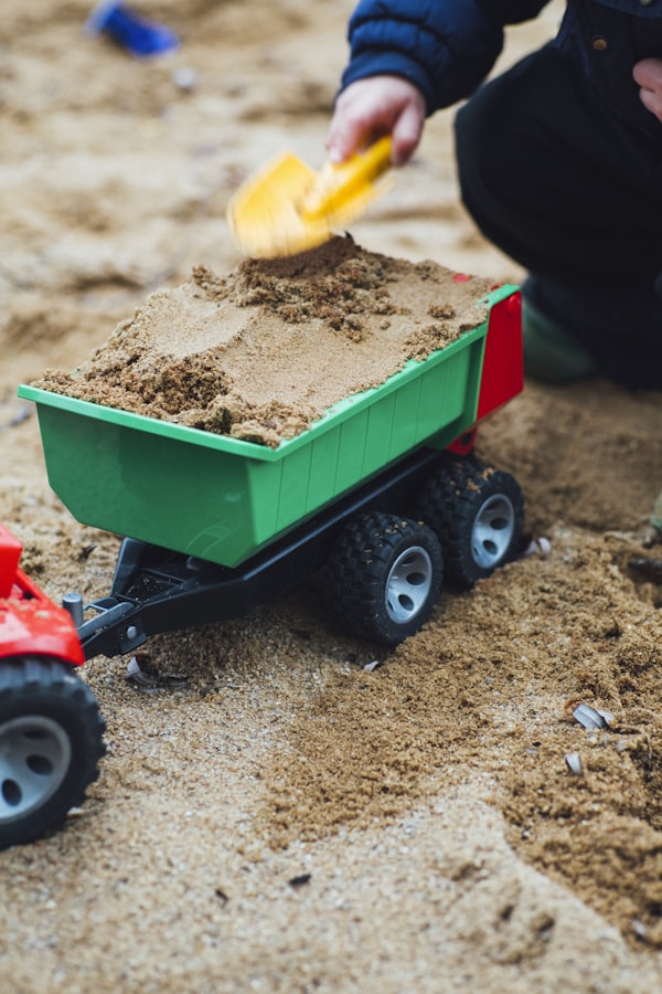 Caminhão de brinquedo com areia