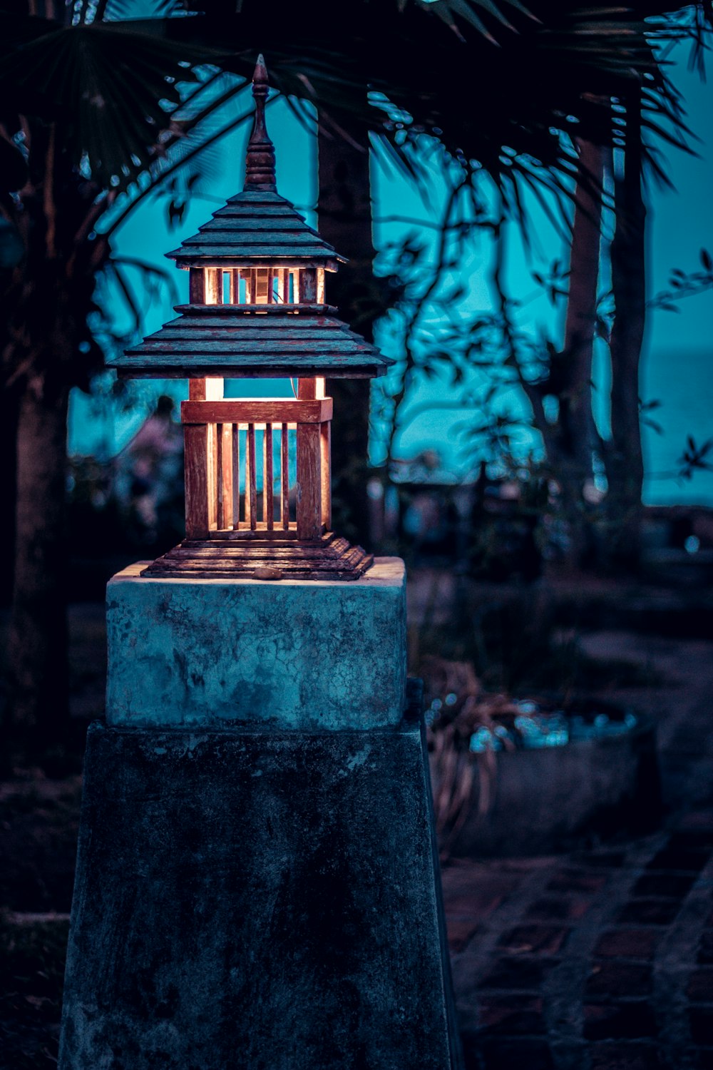 Photographie sélective de la lanterne à bougie allumée