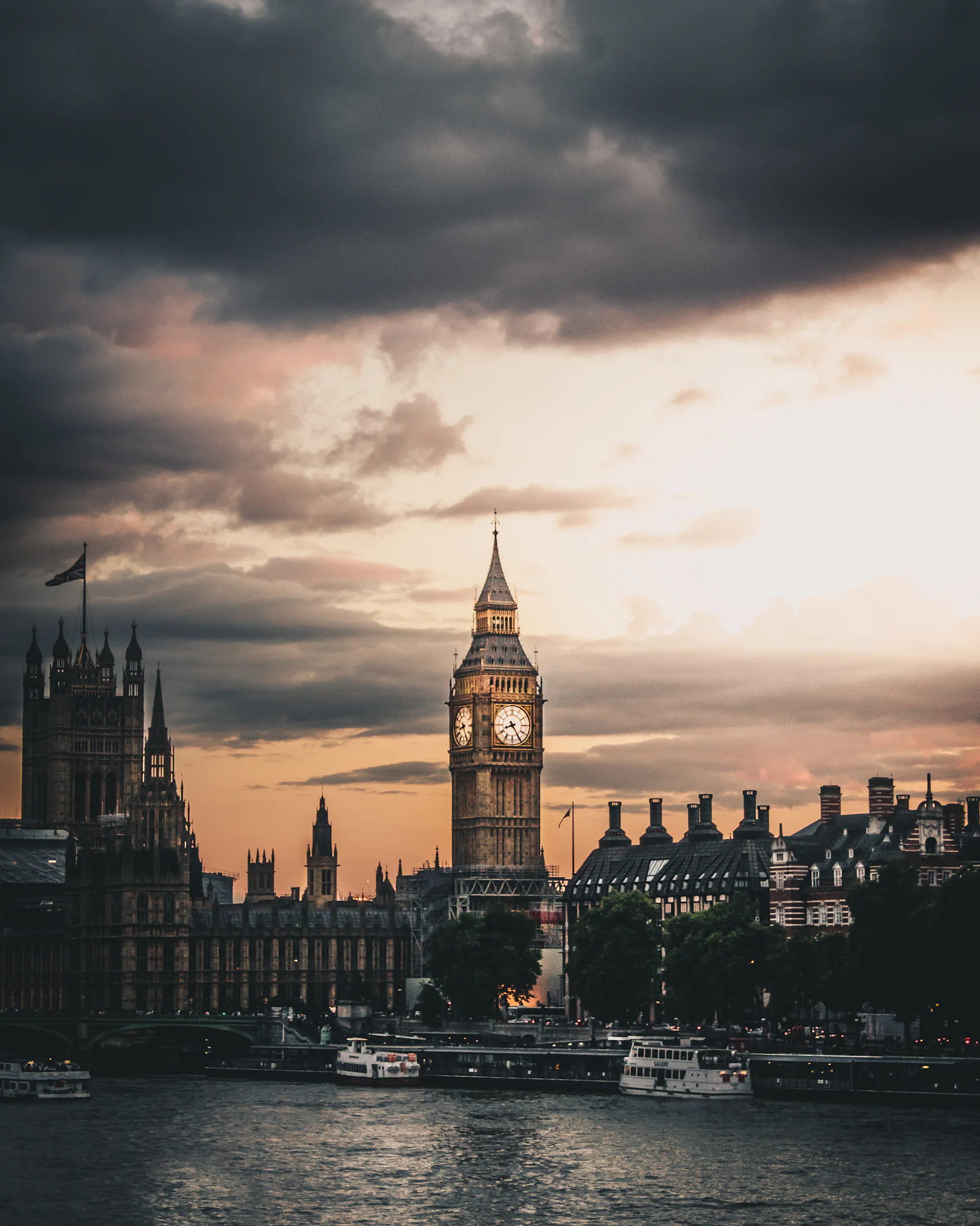 Big Ben and the Houses of Parliament with the Thames at twilight — UK payment processing, contactless terminals and POS systems from Merchant Solutions Corp