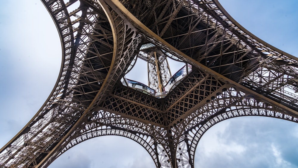 photographie en contre-plongée de la Tour Eiffel
